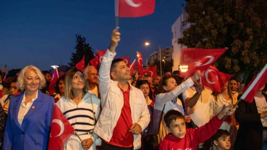 Kuşadası'nda on binler Cumhuriyet için yürüdü