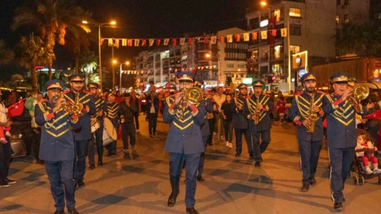 Kuşadası'nda on binler Cumhuriyet için yürüdü