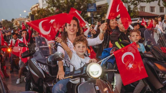 Kuşadası'nda on binler Cumhuriyet için yürüdü