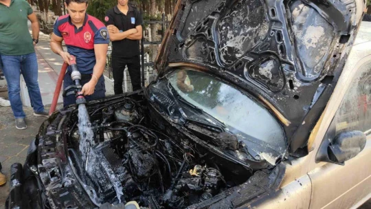 Kuşadası'nda park halindeki cip alev aldı