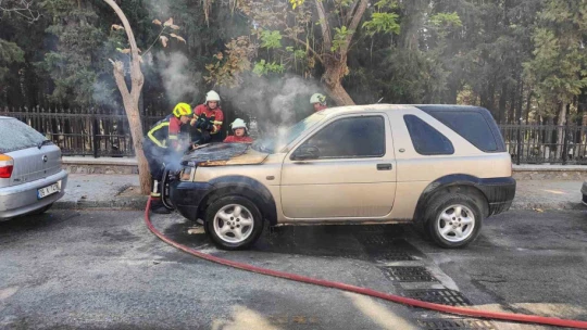 Kuşadası'nda park halindeki cip alev aldı