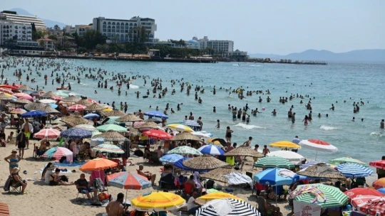 Kuşadası'nda plajlarda bayram yoğunluğu