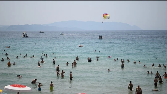 Kuşadası'nda plajlarda bayram yoğunluğu