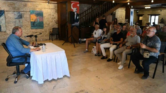 Kuşadası'nda sanat galerisinin son konuğu eski bakan Yalova oldu