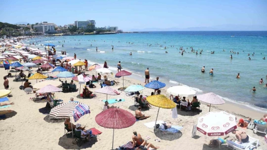 Kuşadası'nda şezlong ve şemsiyelerin ücretsiz olması tatilcileri memnun etti