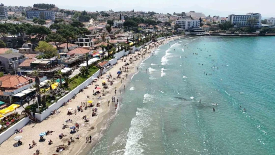 Kuşadası'nda şezlong ve şemsiyelerin ücretsiz olması tatilcileri memnun etti