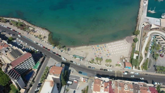 Kuşadası'nda şezlong ve şemsiyelerin ücretsiz olması tatilcileri memnun etti