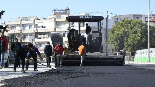 Kuşadası'nda sıcak asfalt çalışmaları Camiatik Mahallesi ile sürüyor
