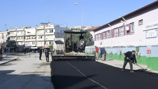 Kuşadası'nda sıcak asfalt çalışmaları Camiatik Mahallesi ile sürüyor