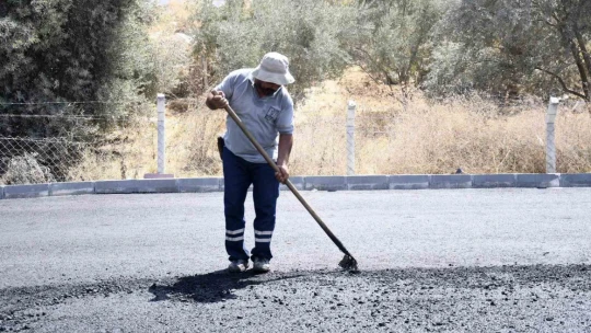 Kuşadası'nda sıcak asfalt seferberliği devam ediyor