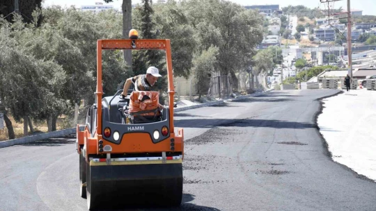 Kuşadası'nda sıcak asfalt seferberliği devam ediyor