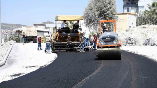 Kuşadası'nda sıcak asfalt seferberliği devam ediyor