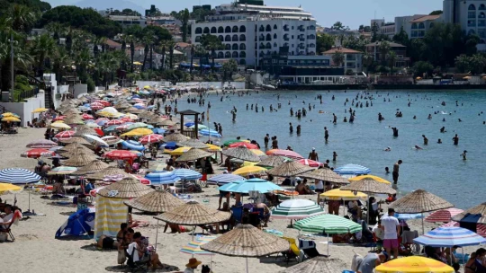 Kuşadası'nda sıcak havadan bunalanlar plajlara akın etti