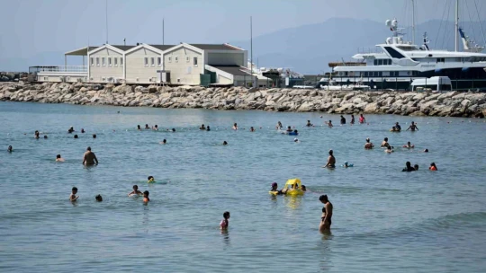 Kuşadası'nda sıcak havadan bunalanlar plajlara akın etti