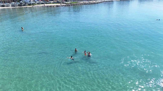 Kuşadası'nda sıcaklık 29 dereceyi bulunca plajlar doldu, taştı