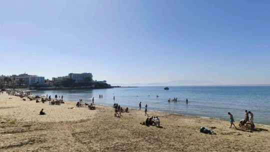 Kuşadası'nda sıcaklık 29 dereceyi bulunca plajlar doldu, taştı
