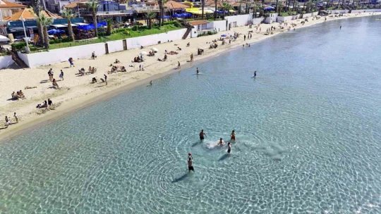 Kuşadası'nda sıcaklık 29 dereceyi bulunca plajlar doldu, taştı