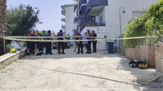 Kuşadası'nda sinek ilaçlaması yapılan havuzun makine dairesinde biriken metan gazı patladı