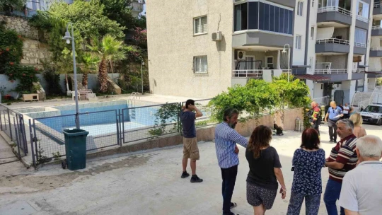 Kuşadası'nda sinek ilaçlaması yapılan havuzun makine dairesinde biriken metan gazı patladı