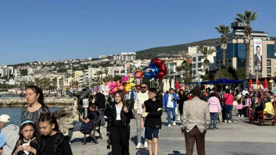 Kuşadası'nda Şubat ayında güneşli hava sahili canlandırdı