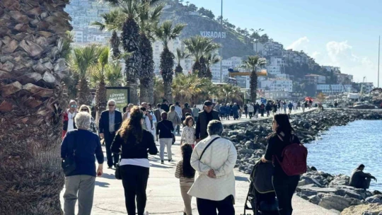 Kuşadası'nda Şubat ayında güneşli hava sahili canlandırdı