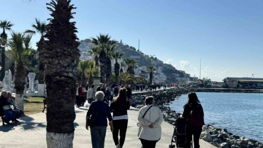 Kuşadası'nda Şubat ayında güneşli hava sahili canlandırdı