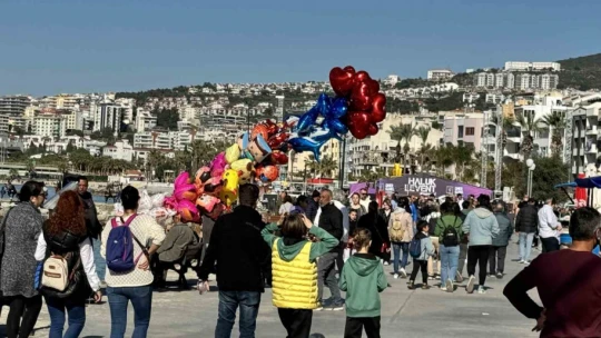 Kuşadası'nda Şubat ayında güneşli hava sahili canlandırdı