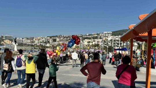 Kuşadası'nda Şubat ayında güneşli hava sahili canlandırdı