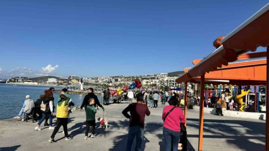 Kuşadası'nda Şubat ayında güneşli hava sahili canlandırdı