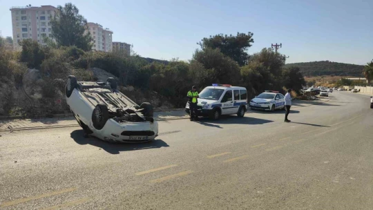 Kuşadası'nda takla atıp, ters dönen otomobildeki sürücü yaralandı