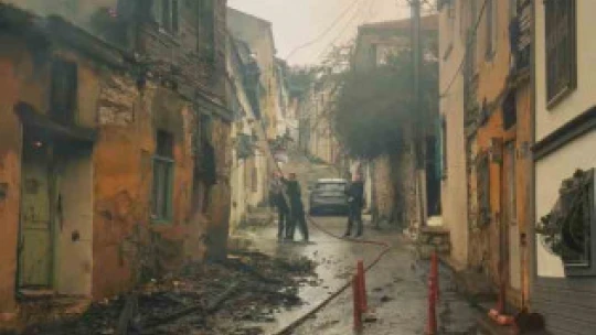Kuşadası'nda tarihi bina alev alev yandı