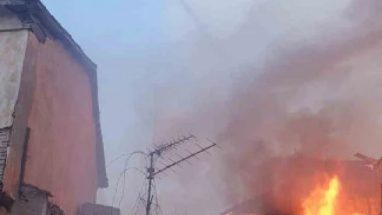 Kuşadası'nda tarihi bina alev alev yandı