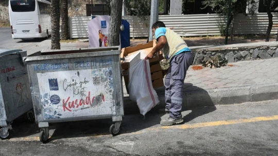 Kuşadası'nda temizlik çalışmaları sürüyor