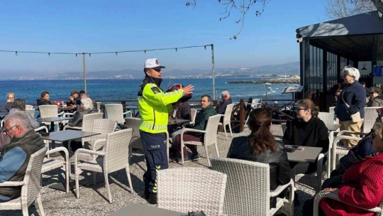 Kuşadası'nda trafik jandarmasından motosiklet ve kask eğitimi