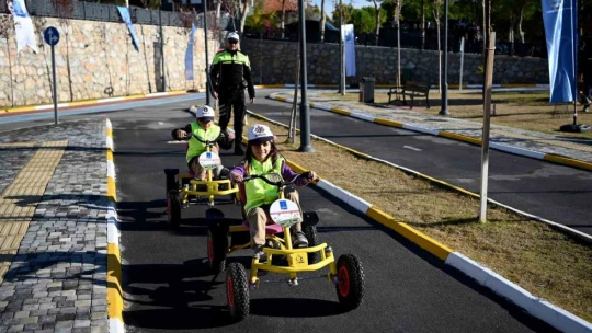 Kuşadası'nda trafik ve eğitim parkı ilk misafirlerini ağırladı