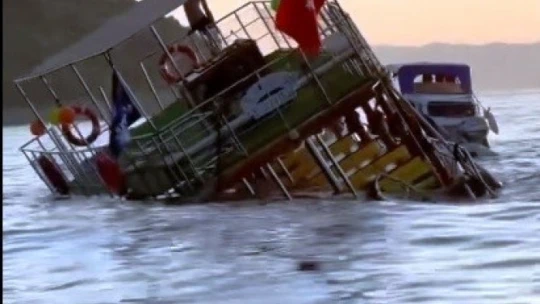 Kuşadası'nda tur teknesi battı