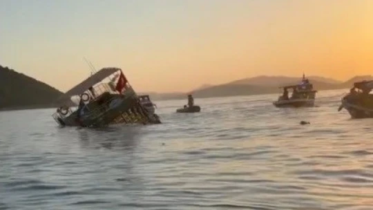 Kuşadası'nda tur teknesi battı