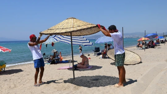 Kuşadası'nda ücretsiz şezlong ve şemsiye uygulaması devam ediyor