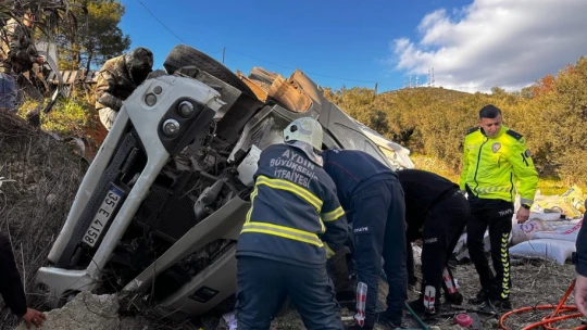 Kuşadası'nda virajı alamayan tır tarlaya uçtu: 1 ölü, 3 yaralı