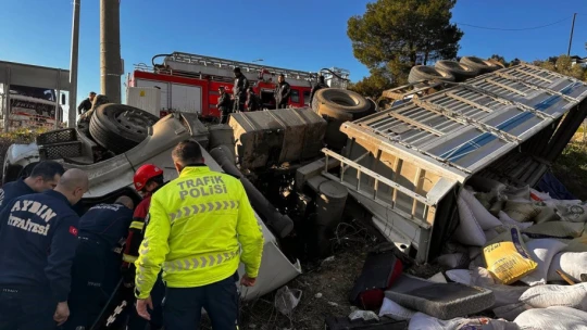 Kuşadası'nda virajı alamayan tır tarlaya uçtu: 1 ölü, 3 yaralı