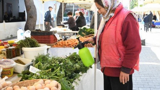 Kuşadası'nda yerel üretici pazarı büyük ilgi görüyor