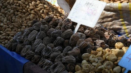 Kuşadası'nda yerel üretici pazarı büyük ilgi görüyor