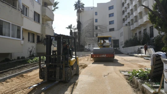 Kuşadası'nda yol yapım çalışmaları Kirazlı yolu ile sürüyor