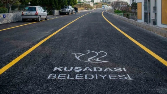 Kuşadası'nda yol yapım çalışmaları devam ediyor
