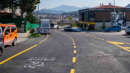 Kuşadası'nda yol yapım çalışmaları devam ediyor