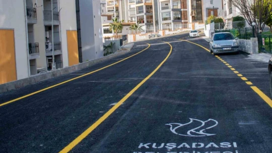 Kuşadası'nda yol yapım çalışmaları devam ediyor