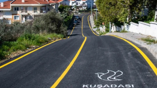 Kuşadası'nda yol yapım çalışmaları devam ediyor