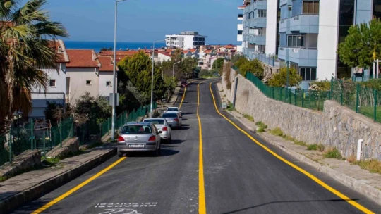 Kuşadası'nda yol yapım çalışmaları devam ediyor