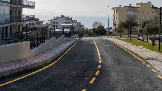 Kuşadası'nda yol yapım çalışmaları devam ediyor