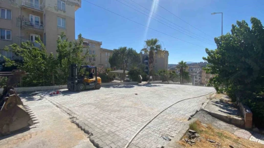 Kuşadası'nda yol yapım çalışmaları sürüyor